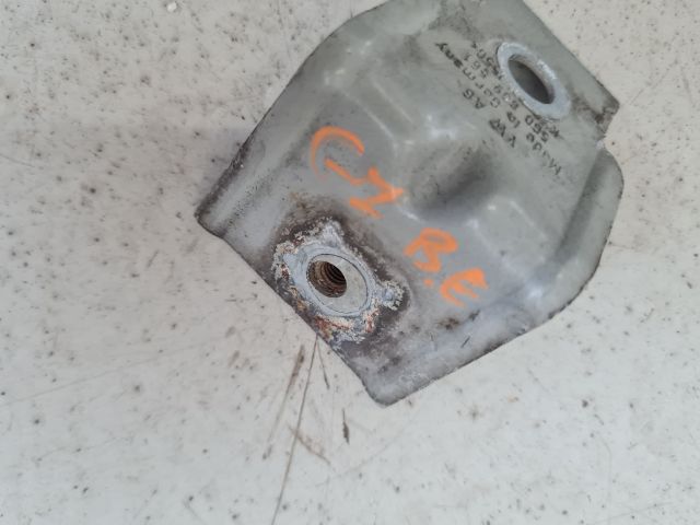 bontott VW GOLF VII Bal Sárvédő Oldaltartó