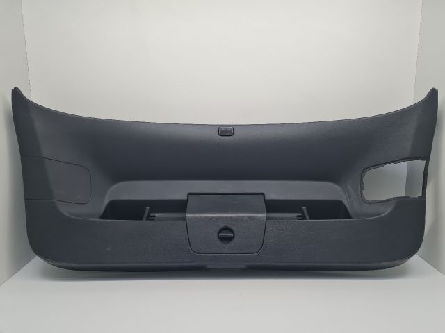 bontott VW GOLF VII Csomagtérajtó Burkolat Alsó