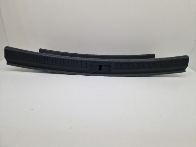 bontott VW GOLF VII Csomagtérajtó Burkolat Alsó