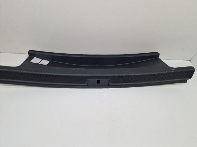 bontott VW GOLF VII Csomagtérajtó Burkolat Alsó