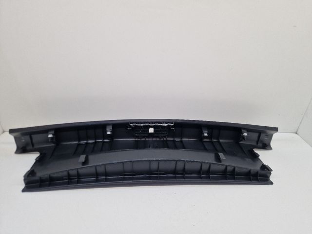 bontott VW GOLF VII Csomagtérajtó Burkolat Alsó