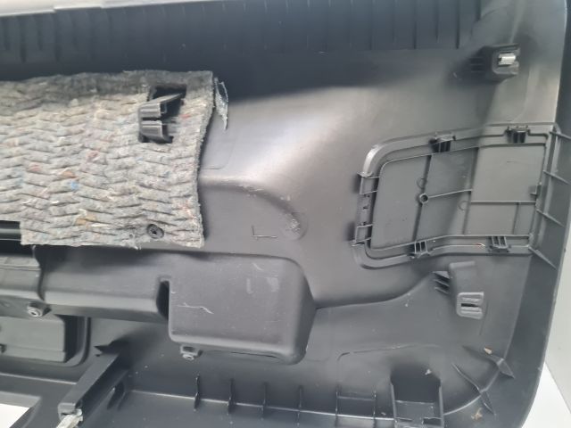 bontott VW GOLF VII Csomagtérajtó Burkolat Alsó