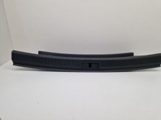 bontott VW GOLF VII Csomagtérajtó Burkolat Alsó