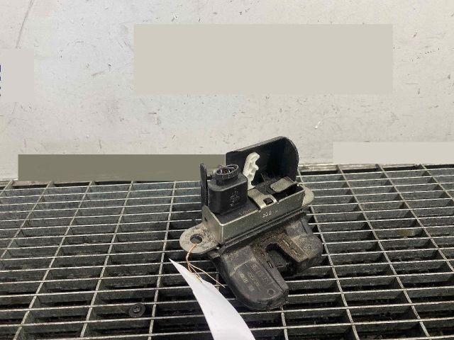 bontott VW GOLF VII Csomagtérajtó Ütköző