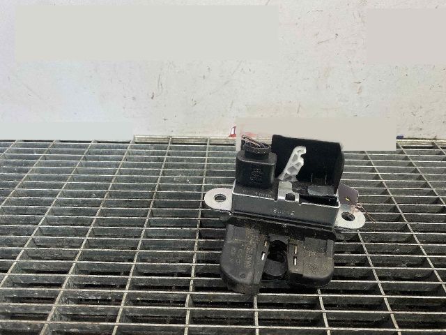 bontott VW GOLF VII Csomagtérajtó Ütköző