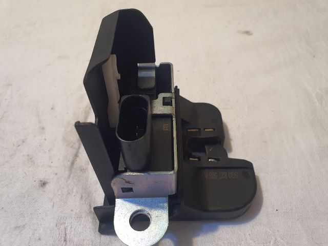 bontott VW GOLF VII Csomagtérajtó Zárszerkezet