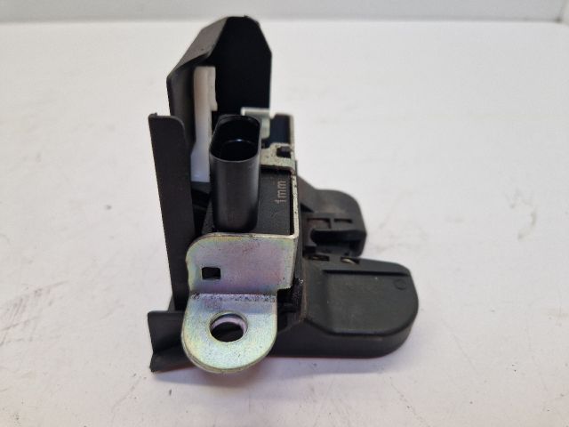 bontott VW GOLF VII Csomagtérajtó Zárszerkezet