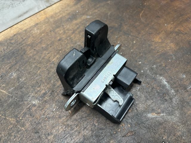 bontott VW GOLF VII Csomagtérajtó Zárszerkezet