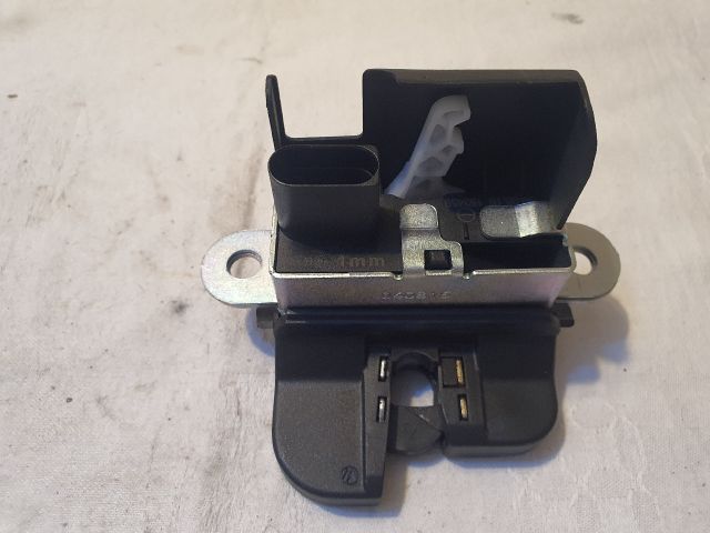 bontott VW GOLF VII Csomagtérajtó Zárszerkezet