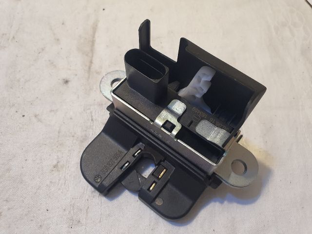 bontott VW GOLF VII Csomagtérajtó Zárszerkezet