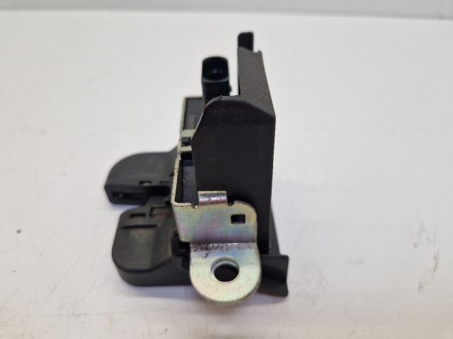 bontott VW GOLF VII Csomagtérajtó Zárszerkezet