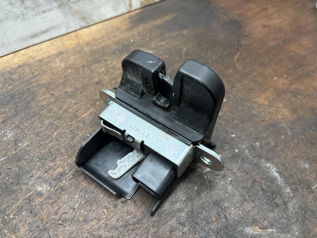 bontott VW GOLF VII Csomagtérajtó Zárszerkezet