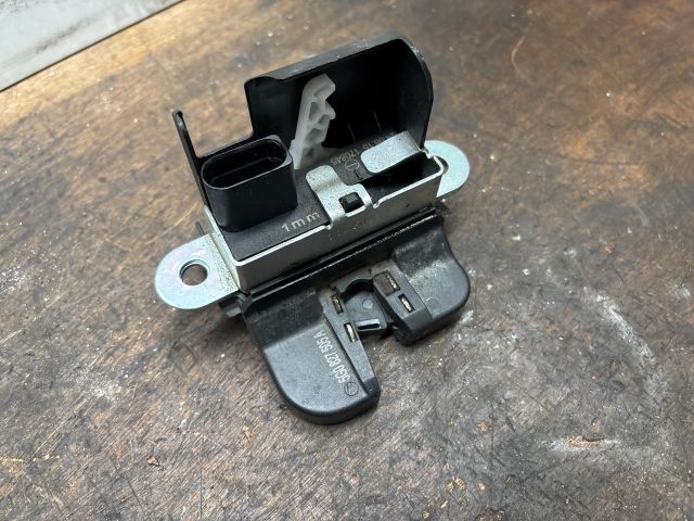 bontott VW GOLF VII Csomagtérajtó Zárszerkezet