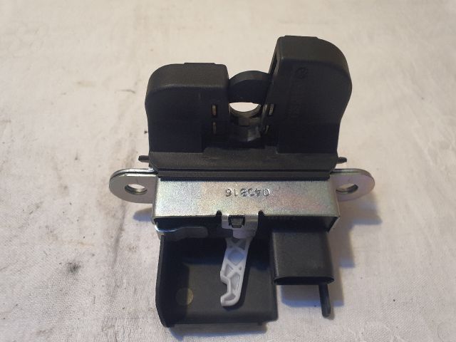 bontott VW GOLF VII Csomagtérajtó Zárszerkezet