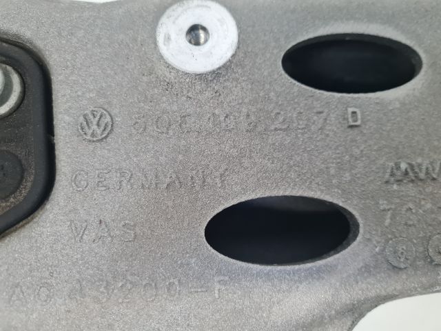 bontott VW GOLF VII Motor Tartó Bak (Fém)