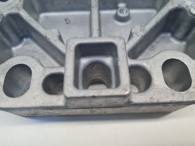 bontott VW GOLF VII Motor Tartó Bak Jobb