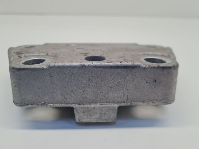 bontott VW GOLF VII Motor Tartó Bak Jobb