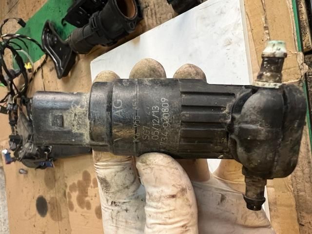 bontott VW GOLF VII Első Ablakmosó Szivattyú