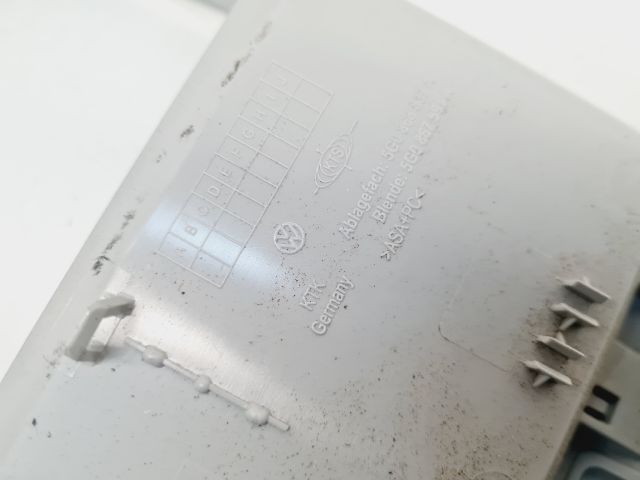 bontott VW GOLF VII Első Beltér Világítás Keret