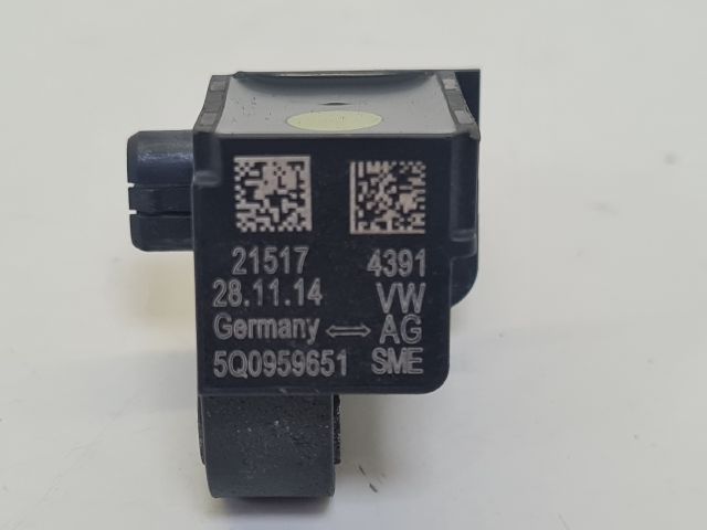 bontott VW GOLF VII Első Középső Ütközés Érzékelő (Homlokfalon)