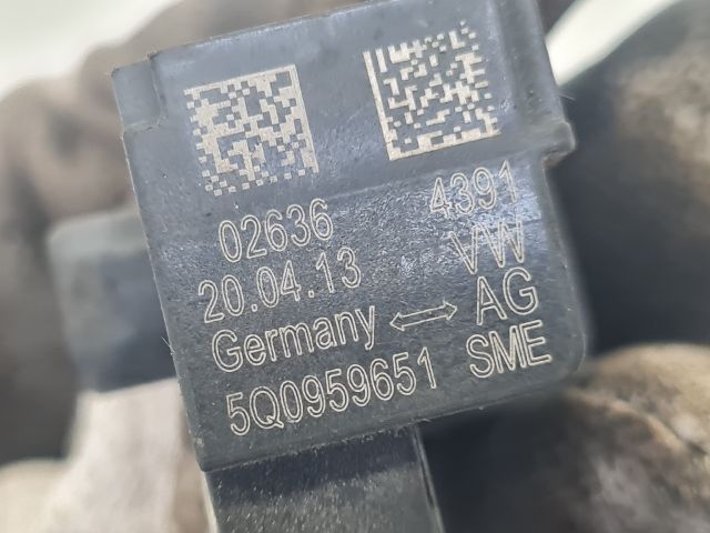 bontott VW GOLF VII Első Középső Ütközés Érzékelő (Homlokfalon)