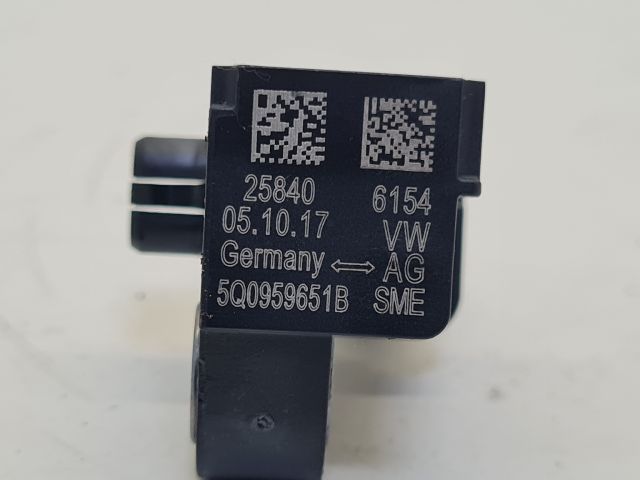 bontott VW GOLF VII Első Középső Ütközés Érzékelő (Homlokfalon)