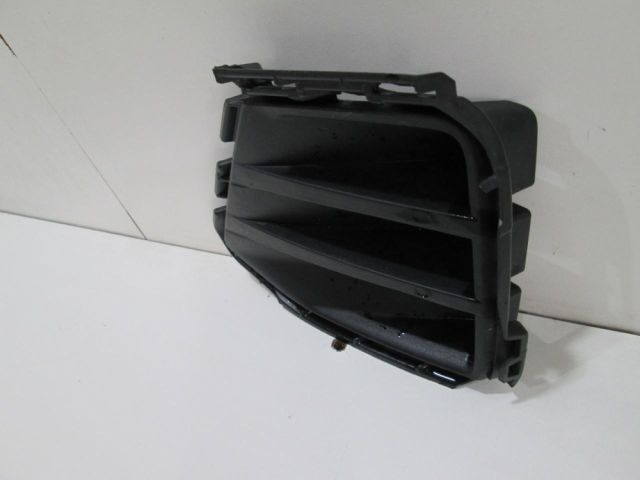 bontott VW GOLF VII Első Lökhárító Alsó Középső Díszrács