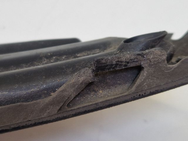 bontott VW GOLF VII Első Lökhárító Bal Díszrács