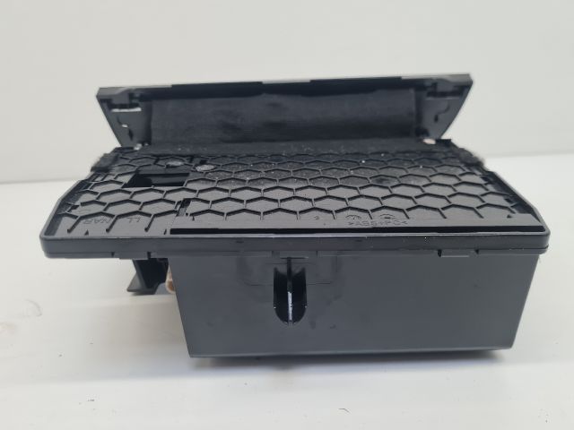 bontott VW GOLF VII Első Tároló Rekesz