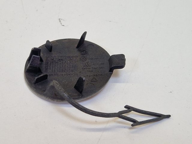 bontott VW GOLF VII Első Vonószem Burkolat