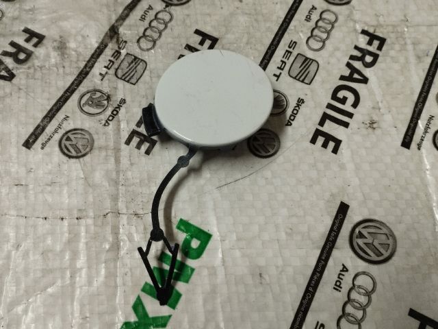 bontott VW GOLF VII Első Vonószem Burkolat