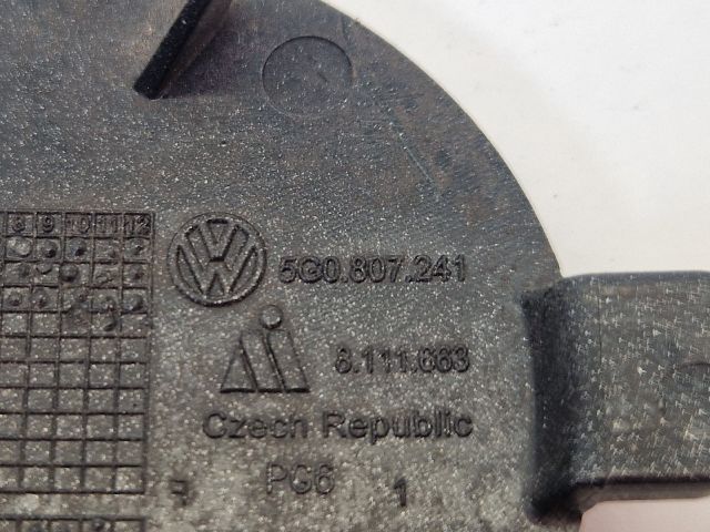 bontott VW GOLF VII Első Vonószem Burkolat