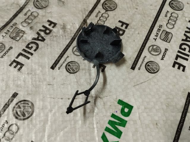 bontott VW GOLF VII Első Vonószem Burkolat