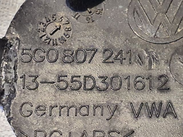 bontott VW GOLF VII Első Vonószem Burkolat