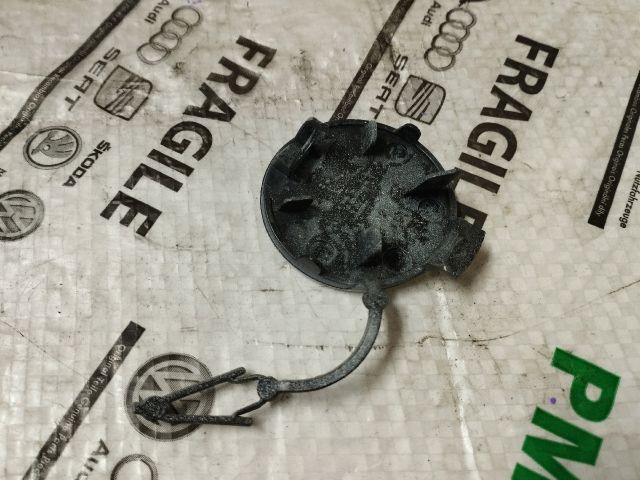 bontott VW GOLF VII Első Vonószem Burkolat