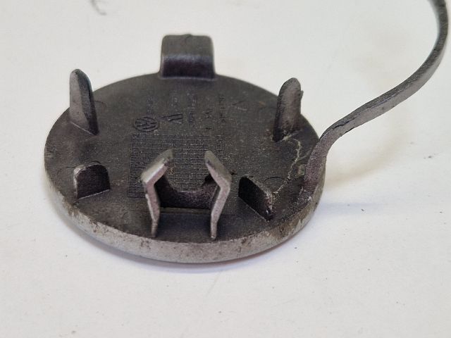 bontott VW GOLF VII Első Vonószem Burkolat