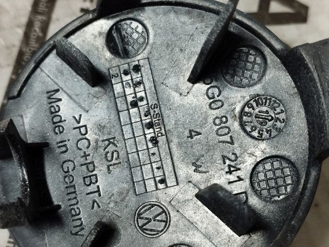 bontott VW GOLF VII Első Vonószem Burkolat