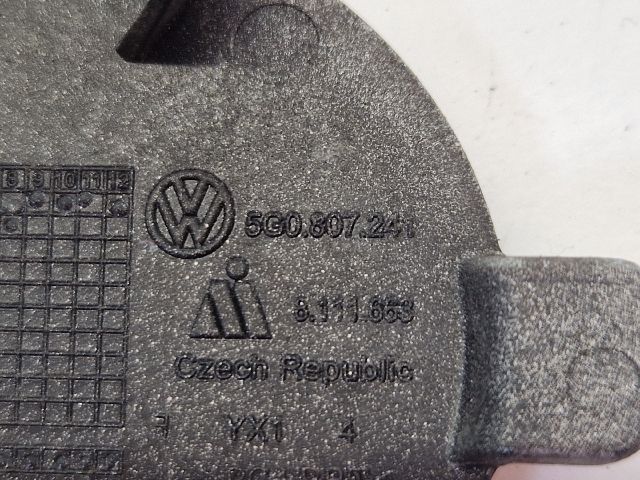 bontott VW GOLF VII Első Vonószem Burkolat