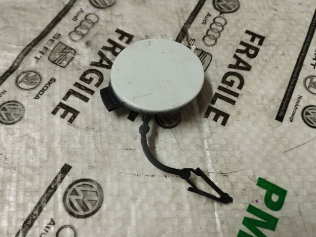 bontott VW GOLF VII Első Vonószem Burkolat