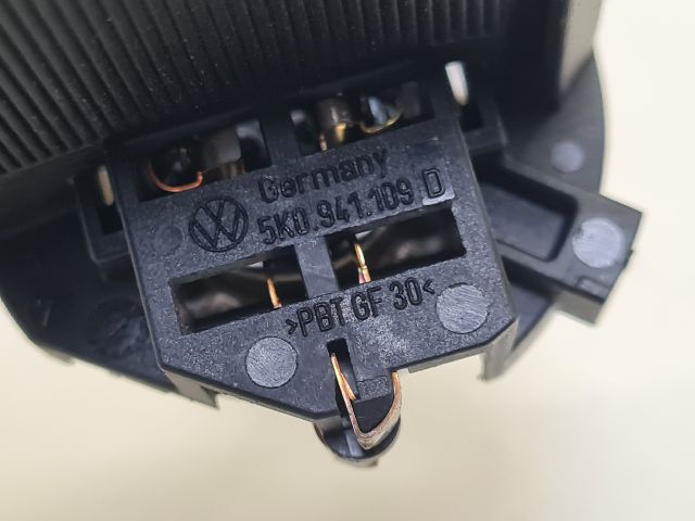 bontott VW GOLF VII Fényszóró Izzó Foglalat