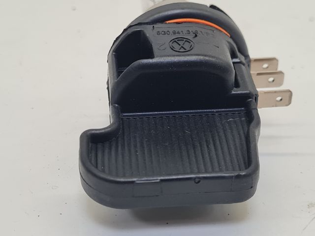 bontott VW GOLF VII Fényszóró Izzó Foglalat