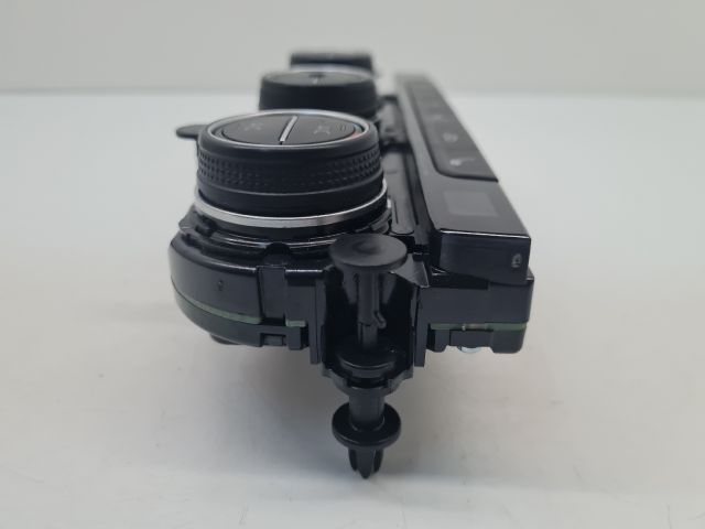 bontott VW GOLF VII Fűtéskapcsoló (digit klímás)