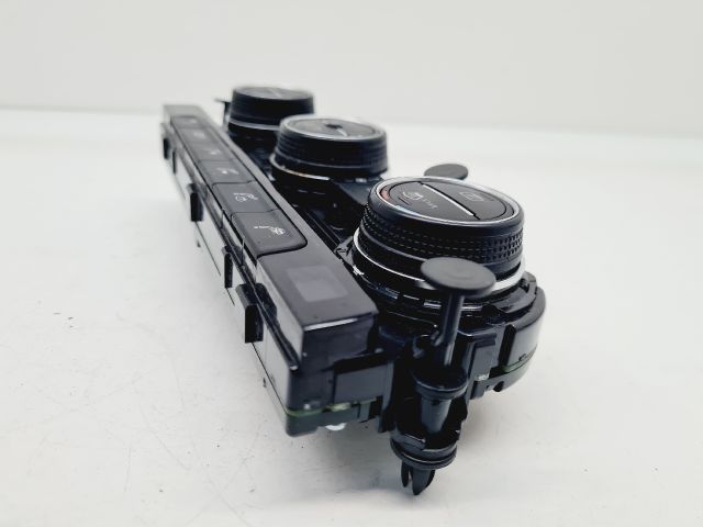 bontott VW GOLF VII Fűtéskapcsoló (digit klímás)