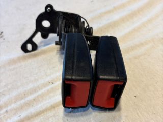 bontott VW GOLF VII Hátsó középső Biztonsági Öv Csat