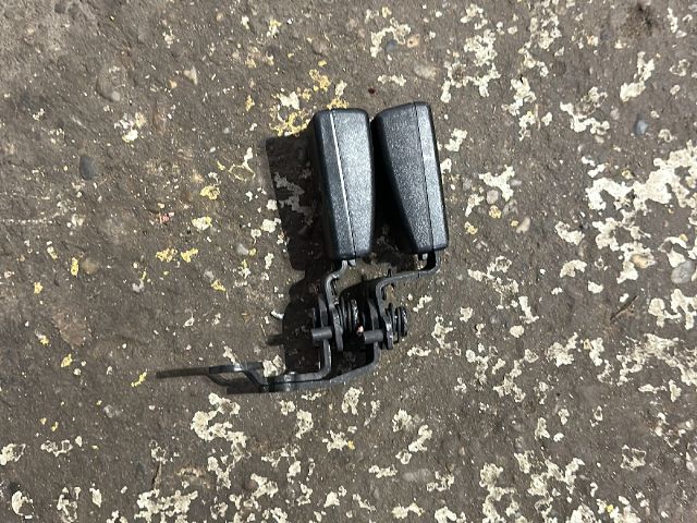 bontott VW GOLF VII Hátsó középső Biztonsági Öv Csat