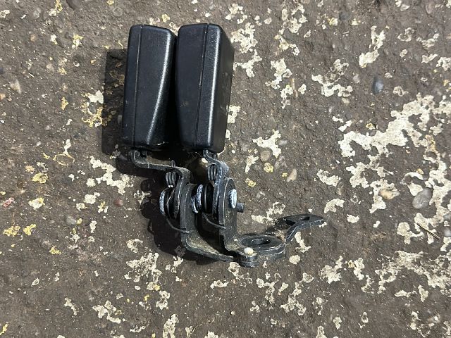 bontott VW GOLF VII Hátsó középső Biztonsági Öv Csat