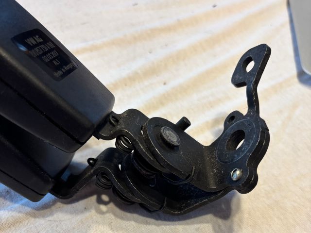 bontott VW GOLF VII Hátsó középső Biztonsági Öv Csat