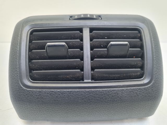 bontott VW GOLF VII Hátsó középső Szellőző