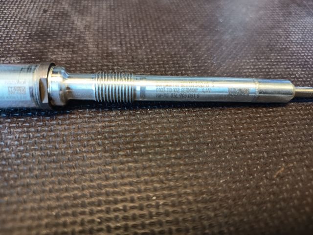 bontott VW GOLF VII Izzító/Gyújtó Gyertya