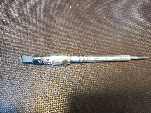 bontott VW GOLF VII Izzító/Gyújtó Gyertya